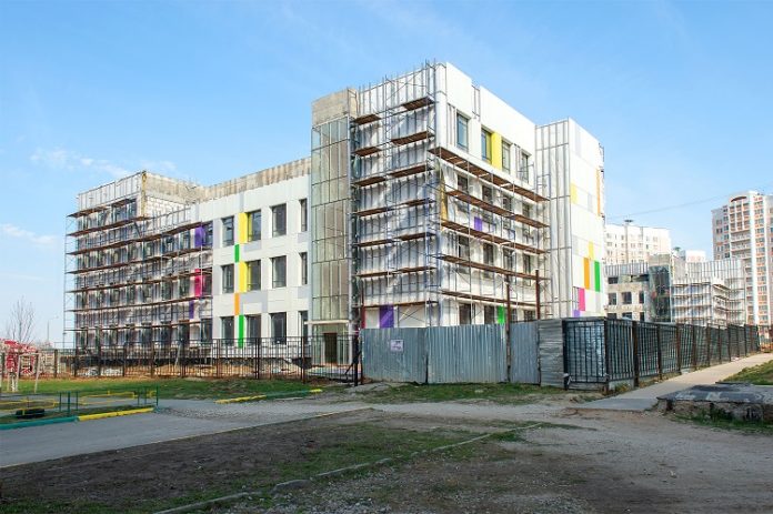 Глава муниципалитета проконтролировал ход работ по строительству двух школ в микрорайоне Кузнечики