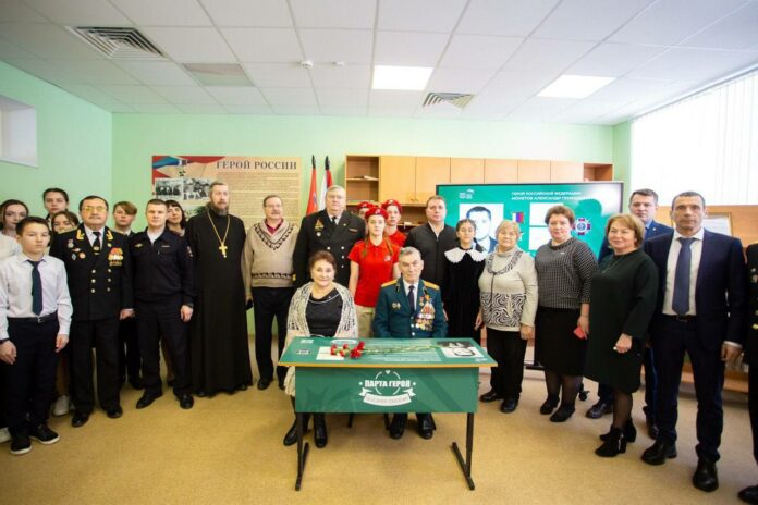 В Дубровицкой школе теперь есть «Парта Героя» с именем уроженца посёлка, выпускника Александра Монетова.