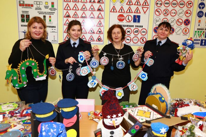 В Подмосковье сотрудники Госавтоинспекции  и общественники провели традиционный конкурс  на лучшую новогоднюю...