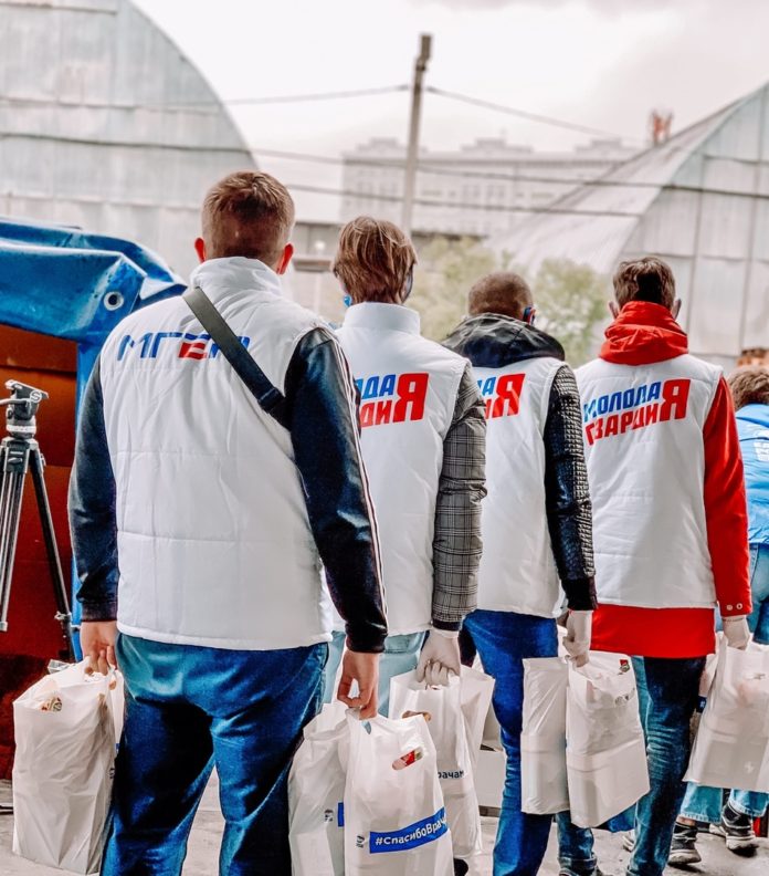 Более 16 тысяч подарочных наборов вручат врачам молодогвардейцы и единороссы Подмосковного региона