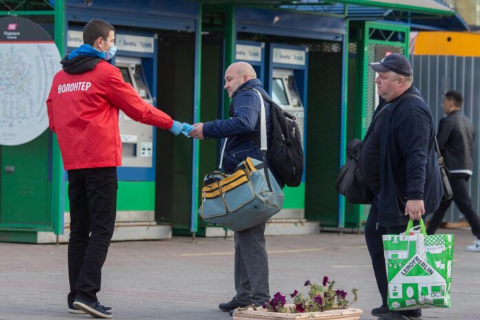 Около 9 тысяч медицинских масок раздали активисты на улицах Большого Подольска