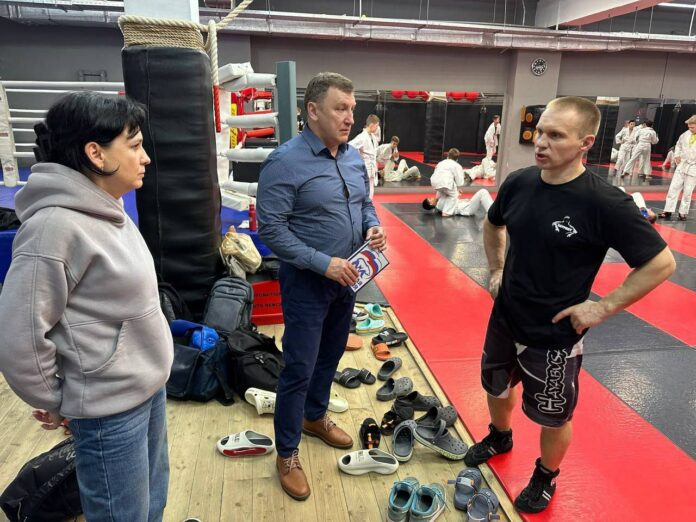 Депутат Совета депутатов совместно с руководителем и ведущим тренером обсудили план проведения соревнований