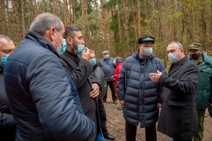 Глава округа Николай Пестов обсудил с жителями благоустройство лесопарка «Елочки»