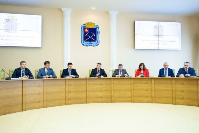 Дмитрий Жариков сообщает: «Основные вопросы аппаратного совещания 16 марта касались социально-экономической обстановки»