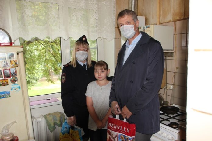 В Подольске полицейские совместно с общественниками присоединились к акции «Помоги пойти учиться»