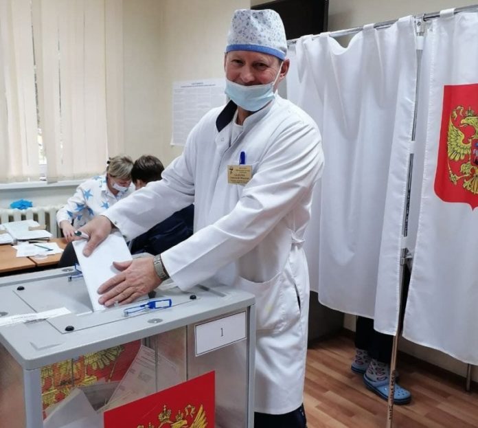 Врач Анатолий Баларев поведал, почему пришел на голосование