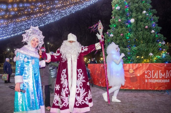 Новогодние огни на елках зажглись в парках Большого Подольска