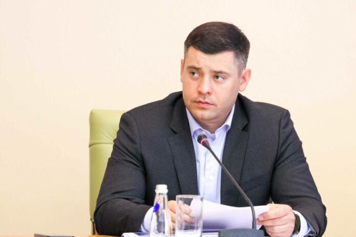 Секретарь местного отделения партии «Единая Россия» обсудил весеннюю уборку мемориалов и памятников на аппаратном...