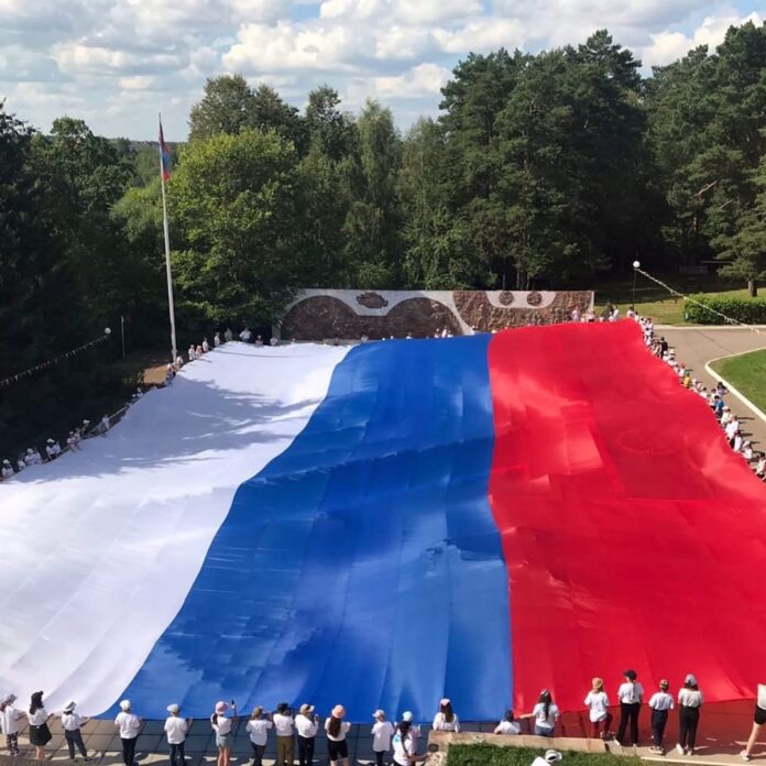 В День Государственного флага России в Большом Подольске состоялась молодёжная патриотическая акция «Российский триколор»