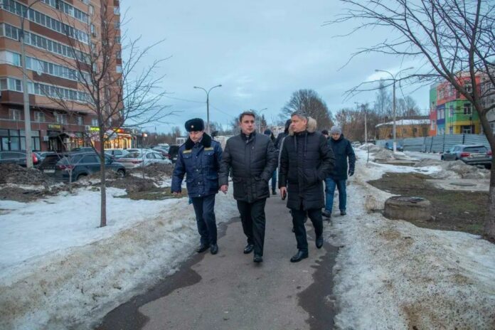 В ходе объезда территории микрорайона Красная горка Дмитрий Жариков проконтролировал работу по очистке придомовых...