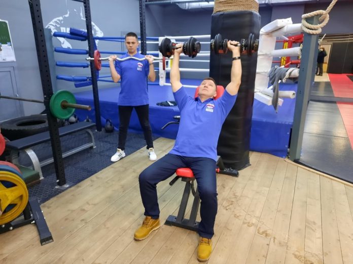 Депутат провел еженедельную онлайн тренировку в Дворце молодежи