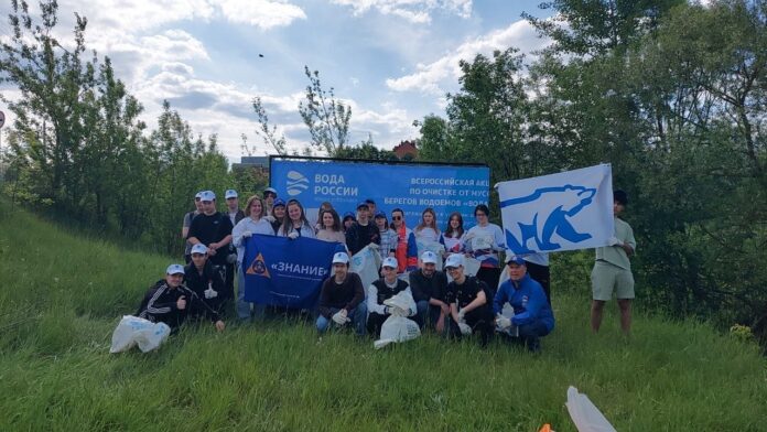 В Подольске волонтеры очистили берег реки Пахры в ходе акции «Вода России»