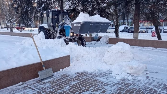 Работы по уборке снега продолжаются микрорайоне Климовск