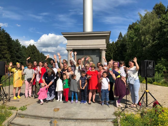 Благотворительный праздник по сбору средств на лечение маленького Саши Мурашова состоялся в микрорайоне Кутузово