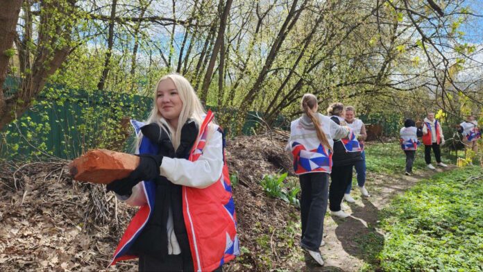 Волонтёры помогли убрать территории музея-заповедника «Подолье»