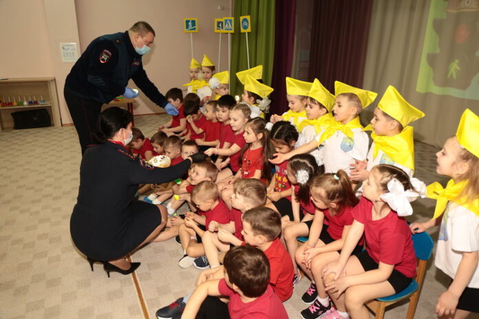 Тематический квест и торжественную церемонию вступления детей в кружок дорожной безопасности провели в Подольске...