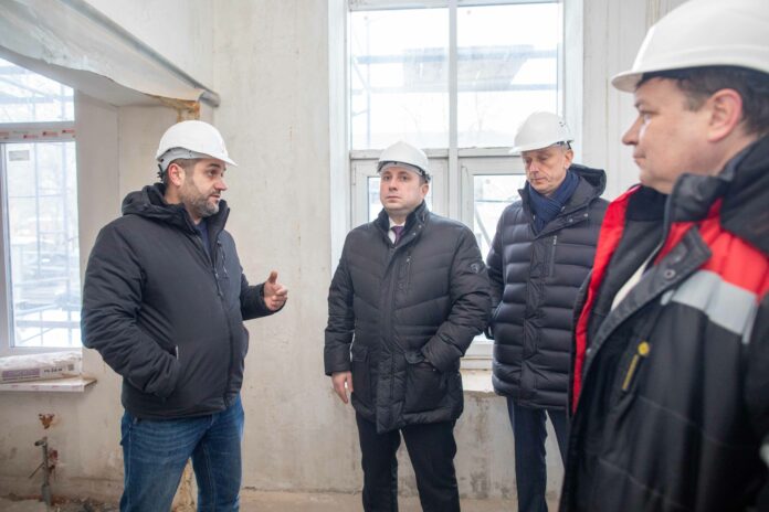 Строительство детского сада на улице Колхозной проконтролировал Дмитрий Жариков