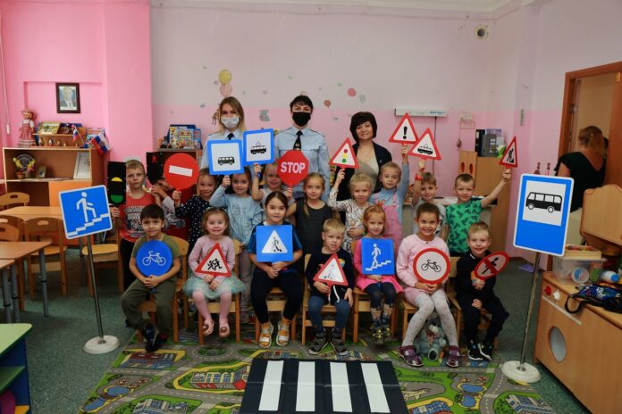 Викторину «Дорожная азбука» для юных подольчан провели сотрудники полиции