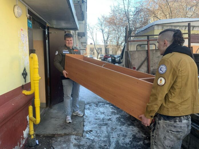 Члены Партии совместно с руководителем отделения Российского студенческого отряда оказали помощь в переезде многодетной...