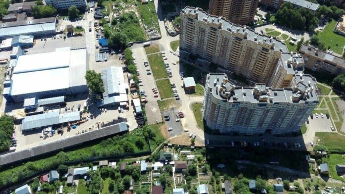 На улице Серпуховской, 7 (ЖК «Эстет») обустроены дополнительные парк. карманы