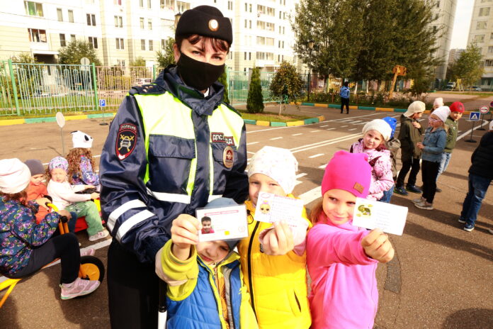 Подольские автоинспекторы провели квест-игру на транспортной площадке с воспитанниками детского сада № 24