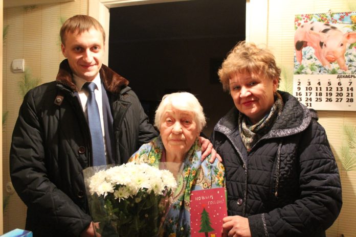 Труженица тыла Надежда Михайловна Никушина принимала поздравления с 90-летием