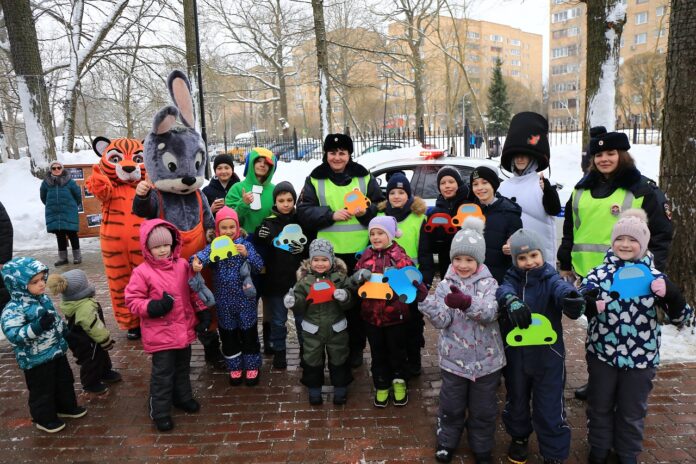 В Подольске сотрудницы Госавтоинспекции поздравили посетителей парка «Дубрава» с Днем защитника Отечества