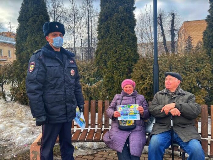 К акции «8 Марта – в каждый дом!» присоединились в Подольске сотрудники полиции