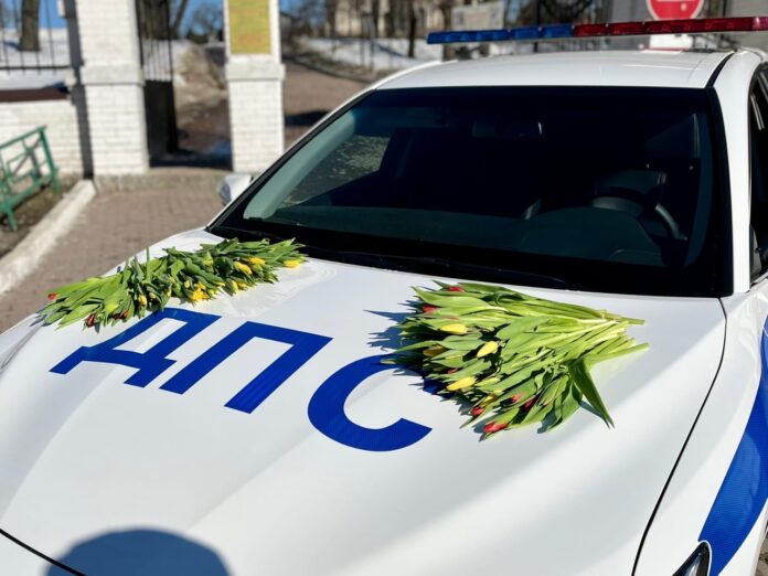 Автоледи с предстоящим 8 Марта поздравили молодогвардейцы в Подольске