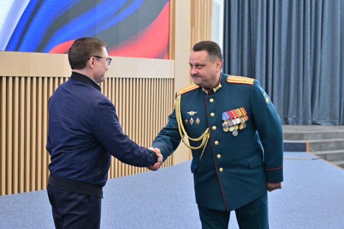 Владимир Якушев вручил партбилеты «Единой России» участникам СВО, победителям предварительного голосования партии в Подмосковье