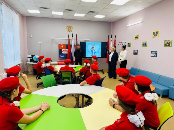 Депутат горокруга Подольск и юнармейцы поздравили папу первоклассницы в преддверии Дня отца