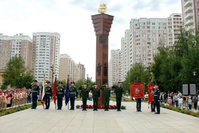В День государственного флага открыли памятную стелу «Населенный пункт воинской доблести»