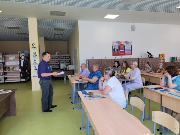 Депутат Михаил Жученко провел лекцию для жителей, старших по домам и представителей МУЖРП 4...