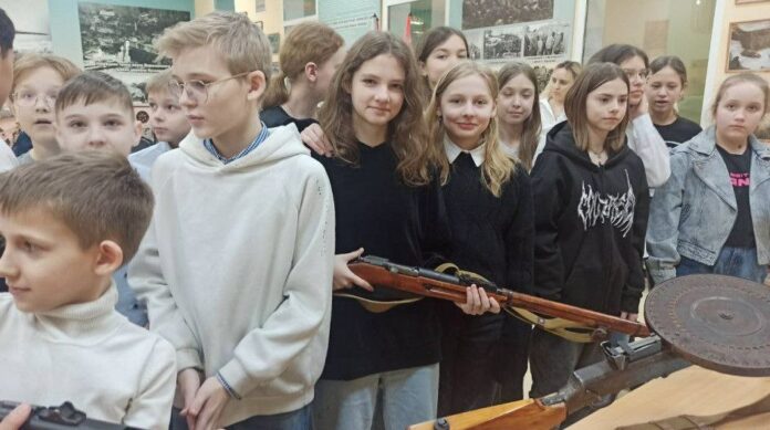 Член фракции «Единая Россия» Городского округа Подольск провел экскурсии по школьному музею «Они защищали...