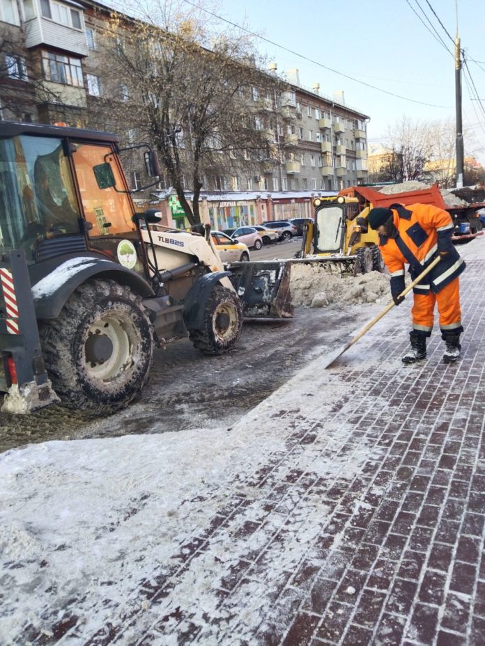 Продолжается уборка улично-дорожной сети от снега в Большом Подольске