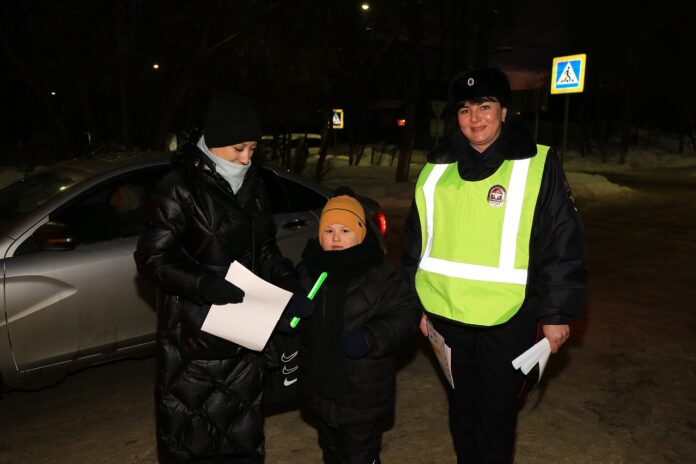 В Подольске сотрудники Госавтоинспекции напомнили участникам дорожного движения о правилах безопасной перевозки несовершеннолетних в...