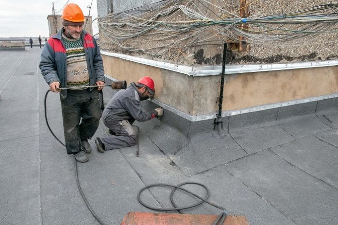 Кровли 11 жилых домов отремонтировали в Подольске в 2019 году