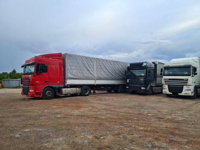 Водитель грузового автомобиля при движении задним ходом совершил наезд на ребенка