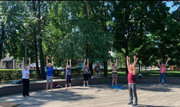 Желающие могут посетить бесплатные занятия по оздоровительной гимнастике в парке им. Талалихина