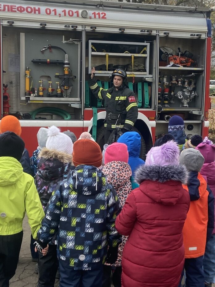 О своей профессии рассказали дошкольникам подольские пожарные