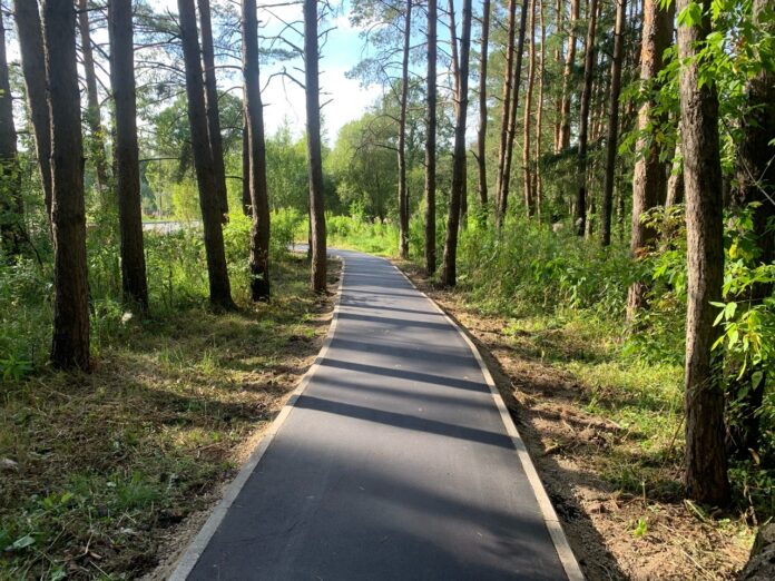 Завершаются работы по ремонту тротуара на улице Школьной в Климовске