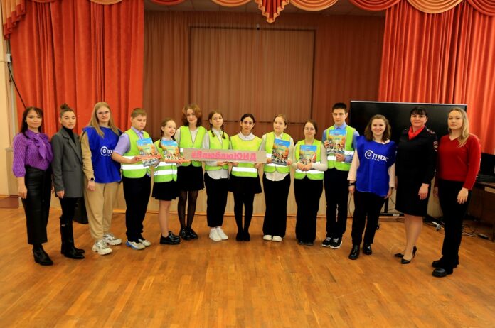 Сотрудники подольской Госавтоинспекции и ЮИдовцы организовали для школьников начальных и средних классов урок по...