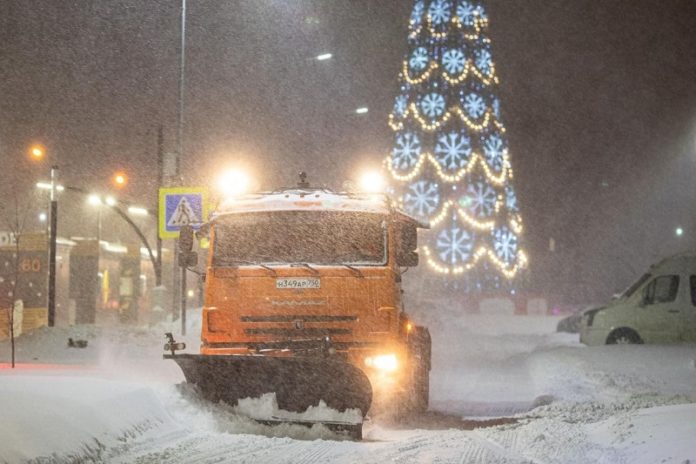 Дорожные и коммунальные службы работают в усиленном режиме в условиях рекордного снегопада