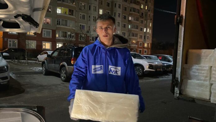 Подольские молодогвардейцы оказали волонтерскую помощь в разгрузке парафиновых брикетов для изготовления окопных свечей