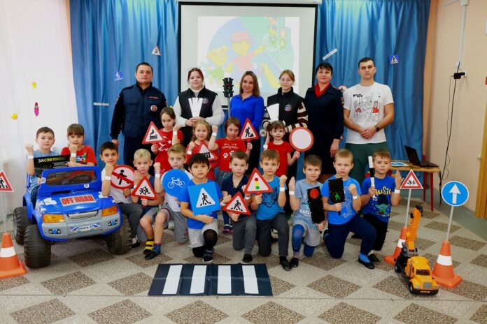 Сотрудники Госавтоинспекции г.о. Подольск проводят с воспитанниками детских садов тренинги по безопасности дорожного движения...