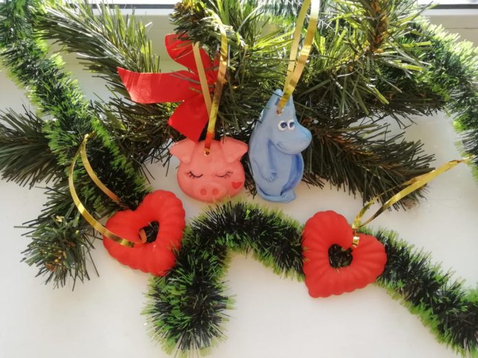 Мастер-класс «Роспись новогодней игрушки» состоялся в ДК «Металлург»