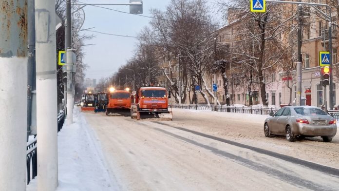Последствия снегопада на муниципальной дорожной сети устраняют 36 единиц техники