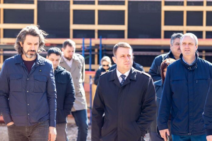 Секретарь подольского отделения партии с коллегами проверил ход первого этапа благоустройства Дубровицкого леса