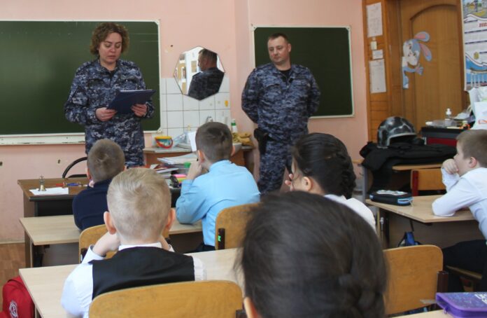 Урок мужества провели сотрудники Росгвардии в Подольске