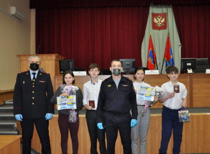 В Международный женский день представители полиции Подольска вручили первые паспорта юным гражданам Российской Федерации